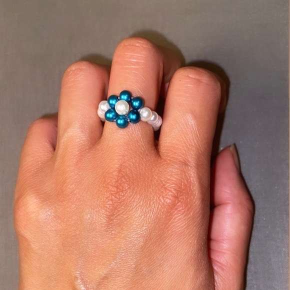 Handmade Glass Bead Daisy Flower Ring - Picture 1 of 6